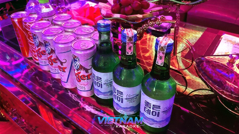 테이블 위 술과 안주