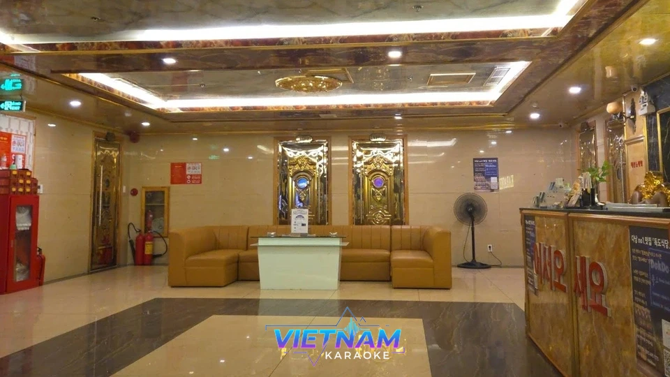 금색 소파가 있는 로비