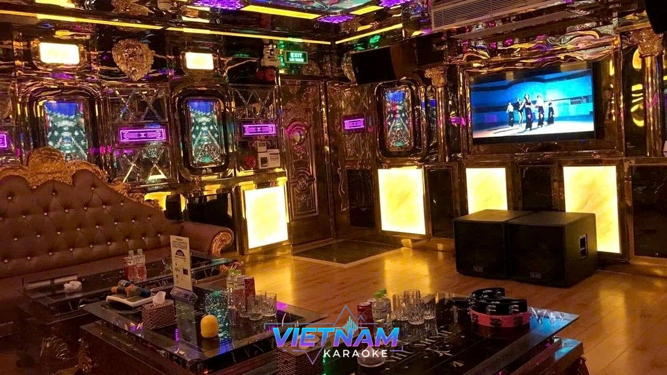 금장 장식의 가라오케 룸