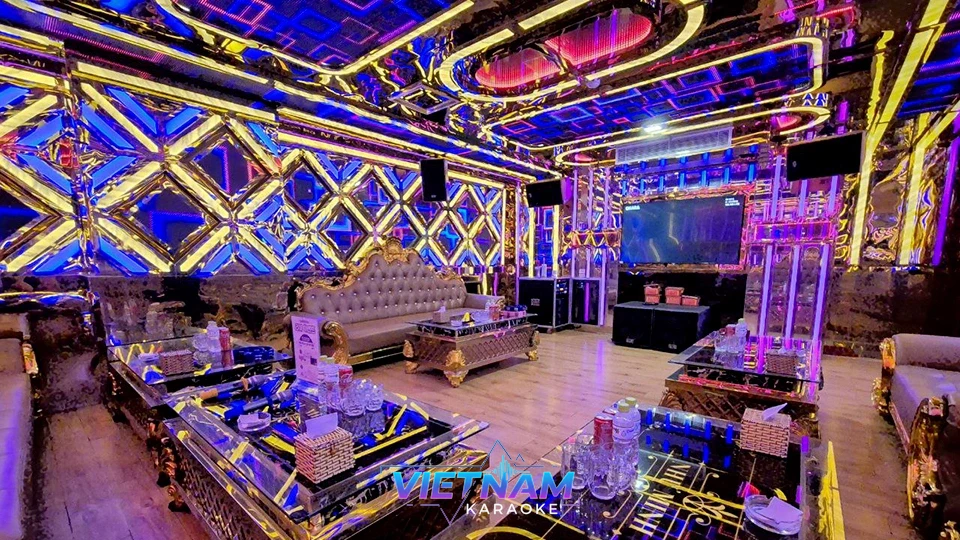 파란 조명과 거울 장식 방