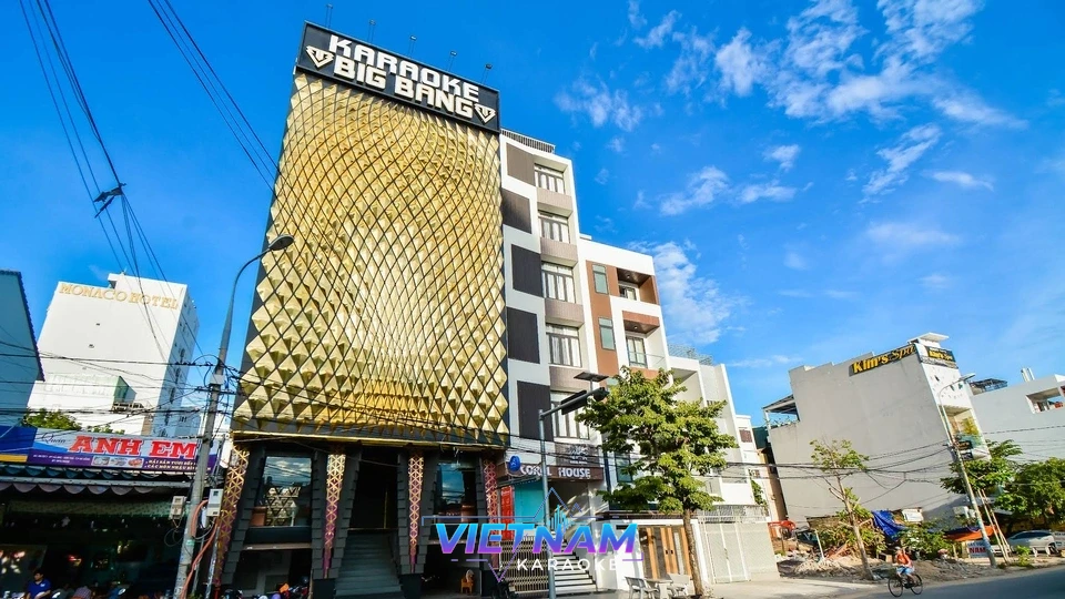 황금색 장식이 돋보이는 빅뱅 가라오케 건물