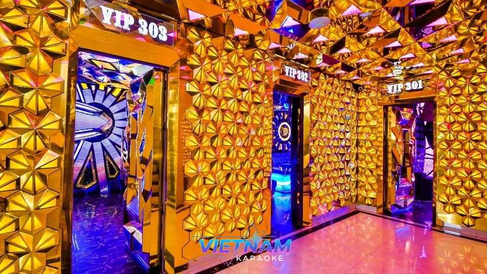 금색 벽으로 장식된 VIP 복도