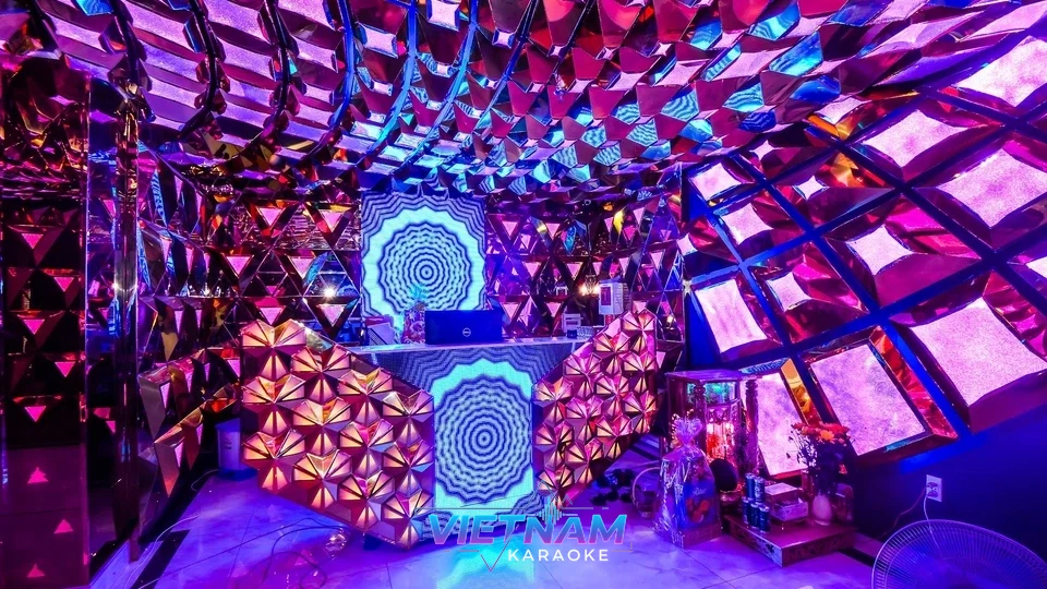 화려한 기하학적 천장의 리셉션