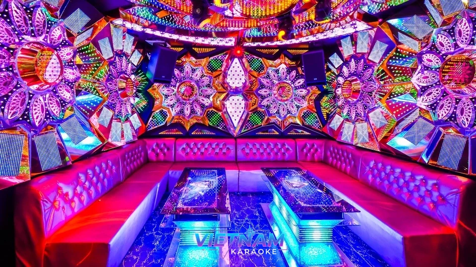만다라 무늬 조명의 가라오케 내부