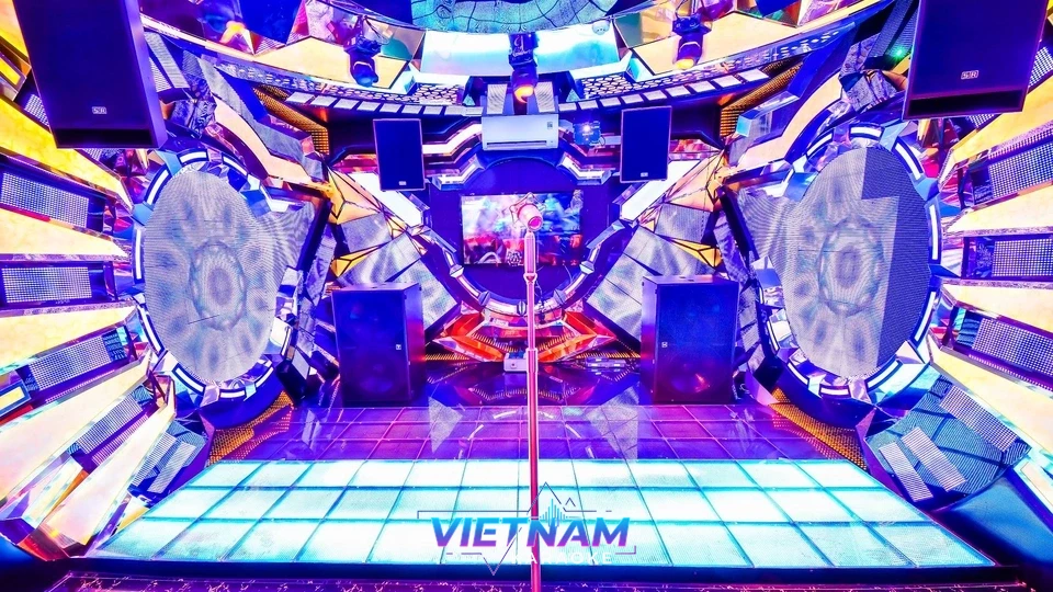 무대 조명과 댄스 플로어