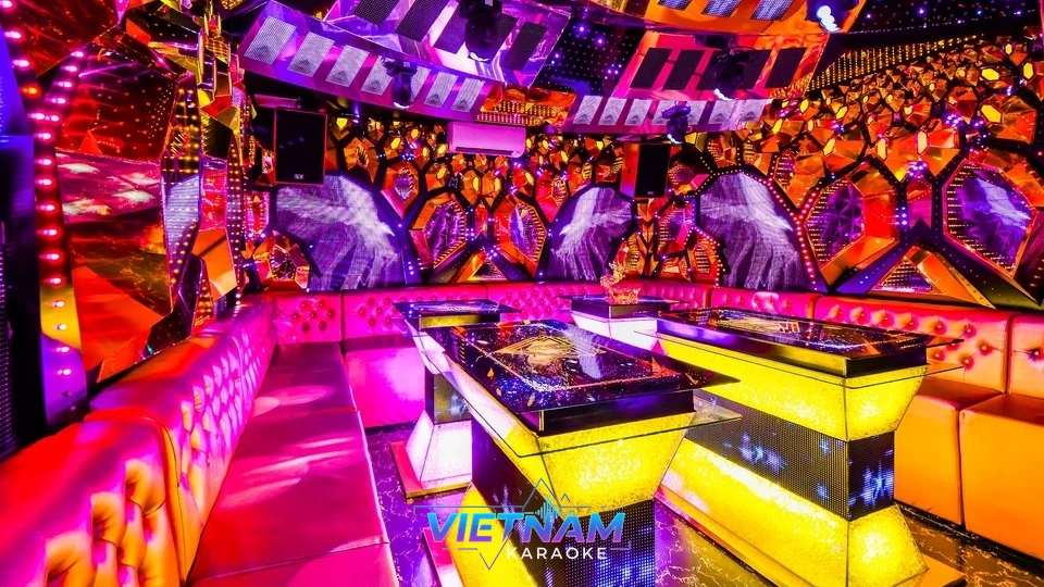 붉은 보석 같은 인테리어 가라오케 룸