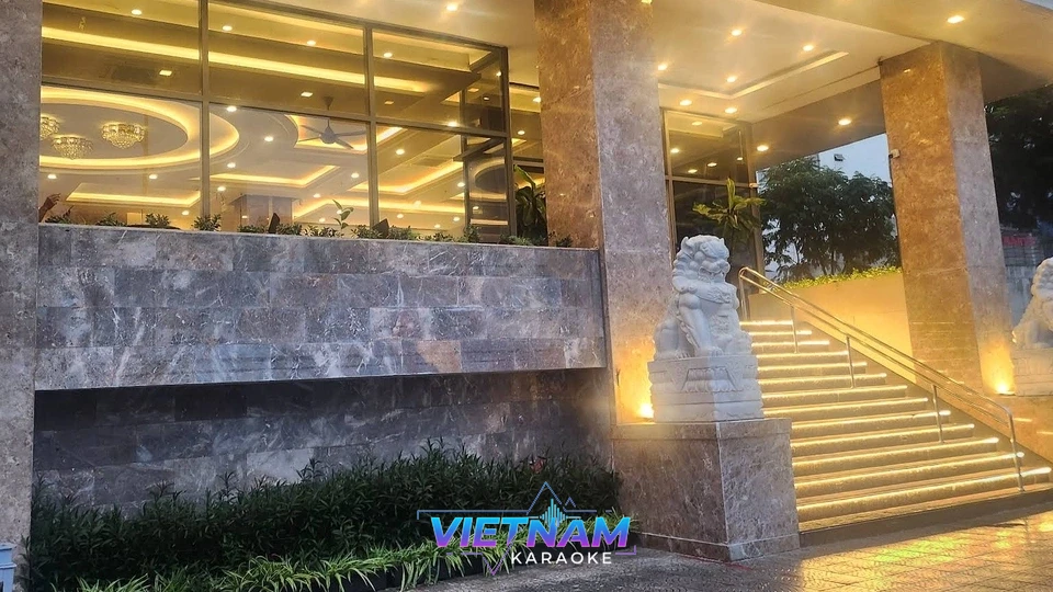 화려한 조명의 입구 계단과 장식