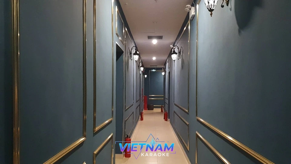 고급스러운 파란색 복도 인테리어