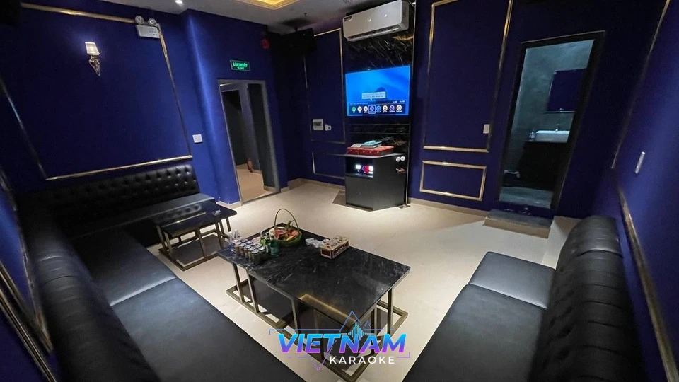 TV와 소파가 있는 가라오케 룸