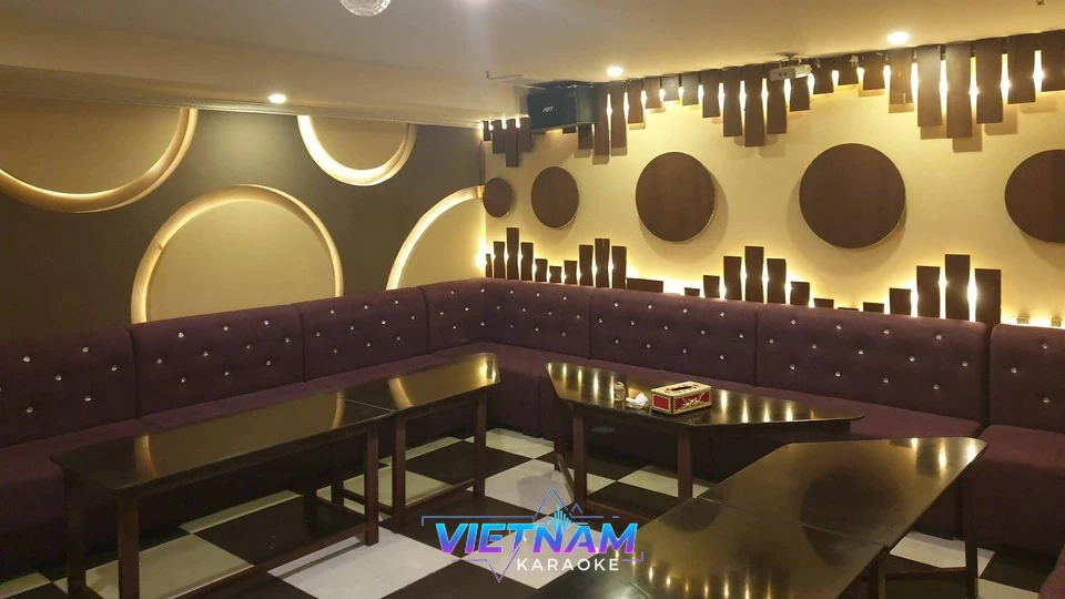 독특한 조명 장식의 넓은 룸