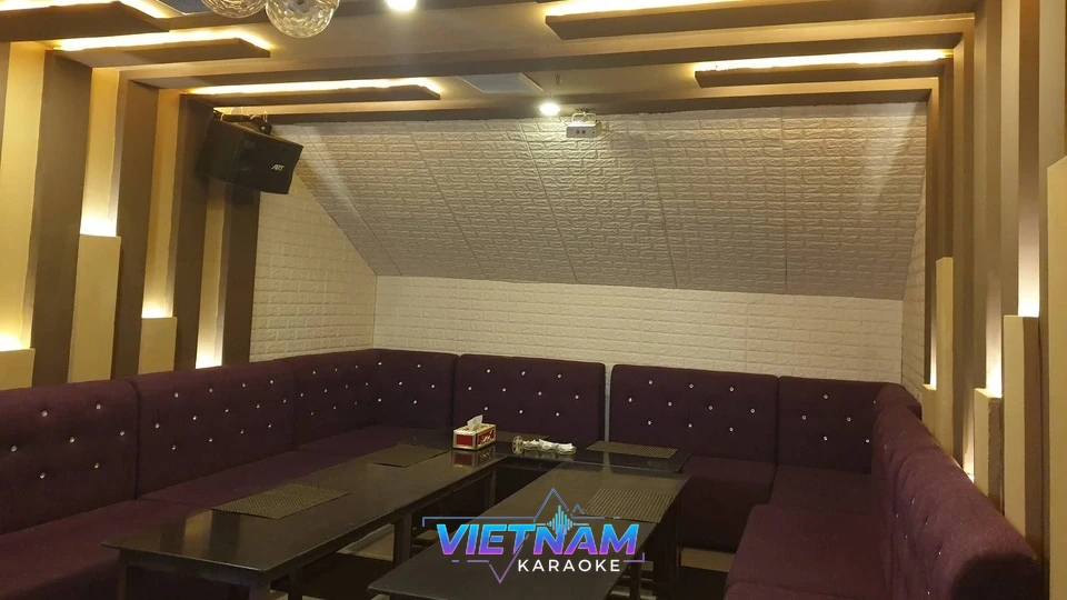 경사진 천장 구조의 아늑한 룸