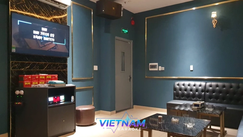 TV 화면이 켜진 모던한 룸