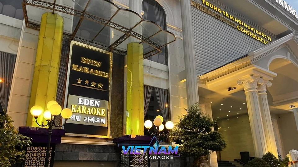 화려한 조명의 에덴 가라오케 입구