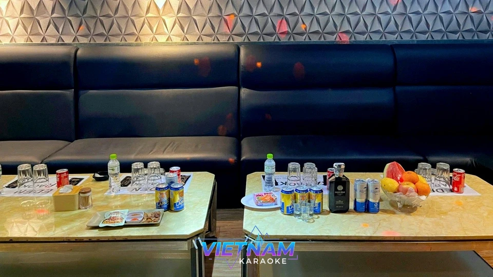 깔끔하게 세팅된 테이블과 소파