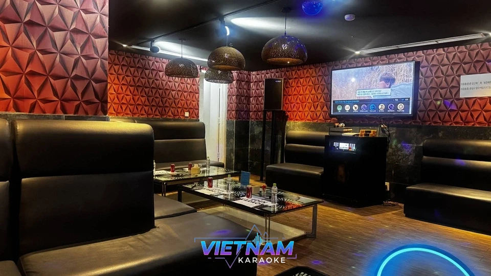 최신 반주기가 설치된 룸 전경