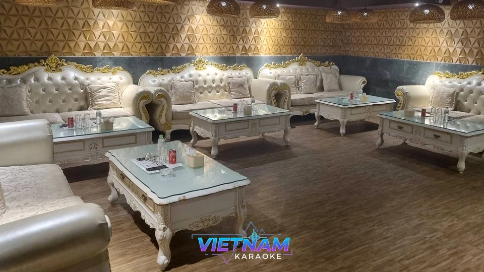 클래식한 디자인의 흰색 소파