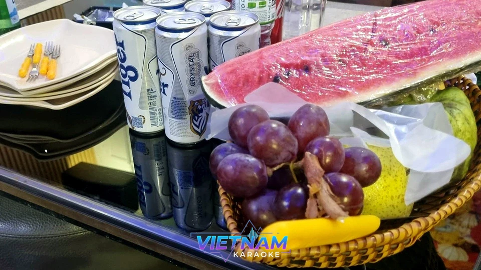 과일 안주와 맥주 세팅