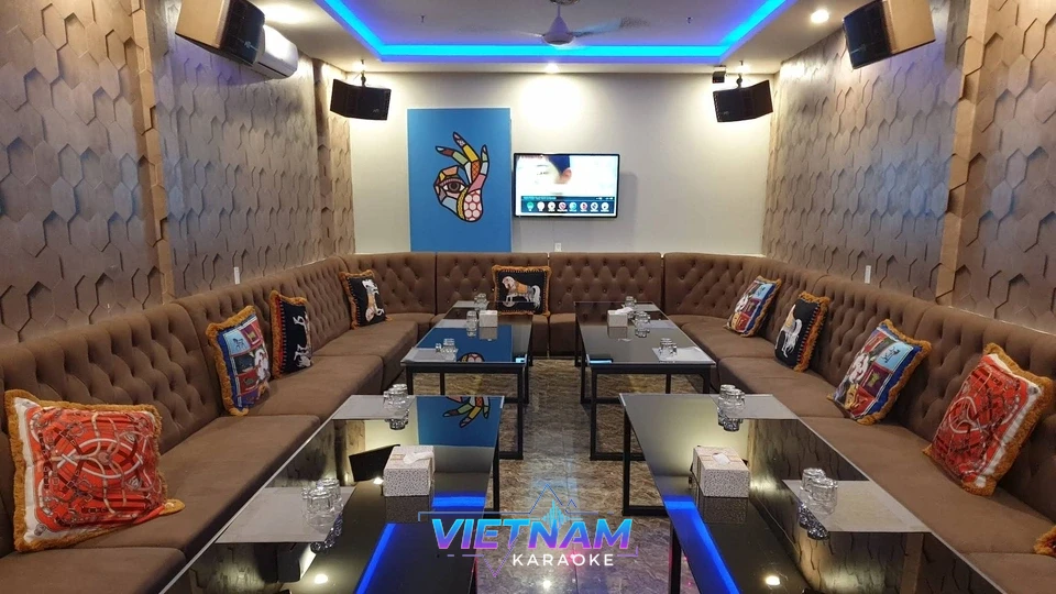 벽면 아트가 있는 가라오케 룸