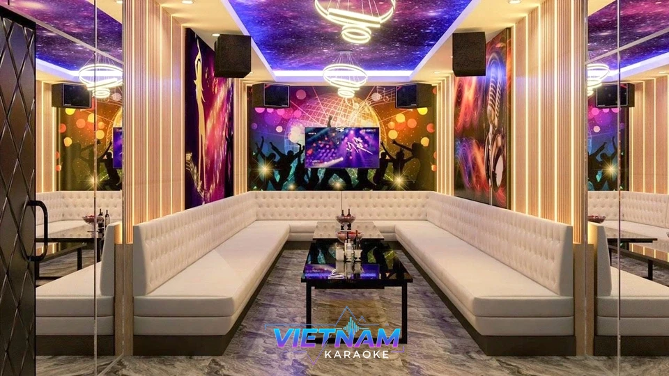 화려한 조명과 천장의 가라오케 룸