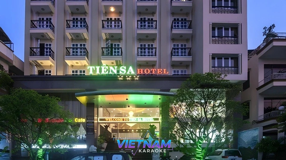 티엔사 호텔 건물 야경 외관