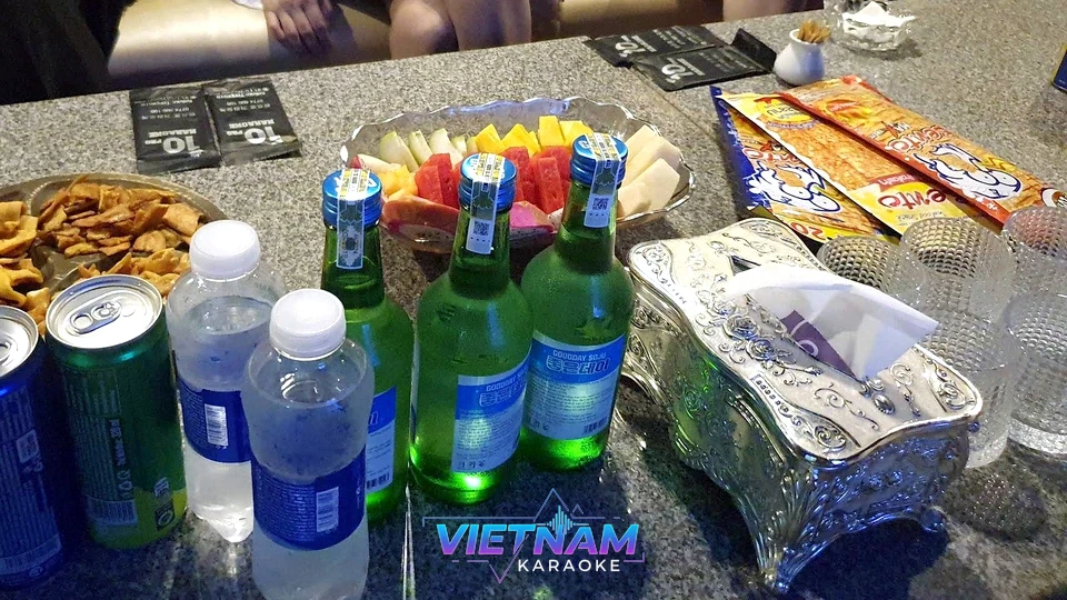 테이블 위 간식과 소주