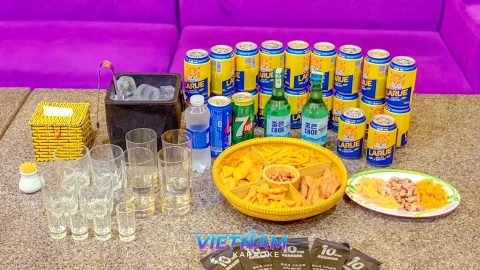 맥주와 소주가 세팅된 테이블