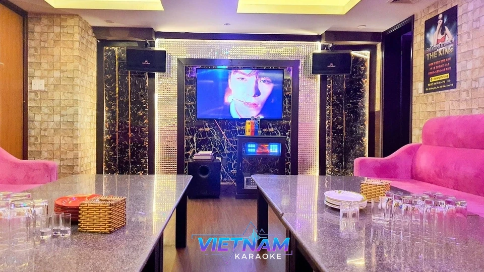 핑크색 소파의 대형 가라오케