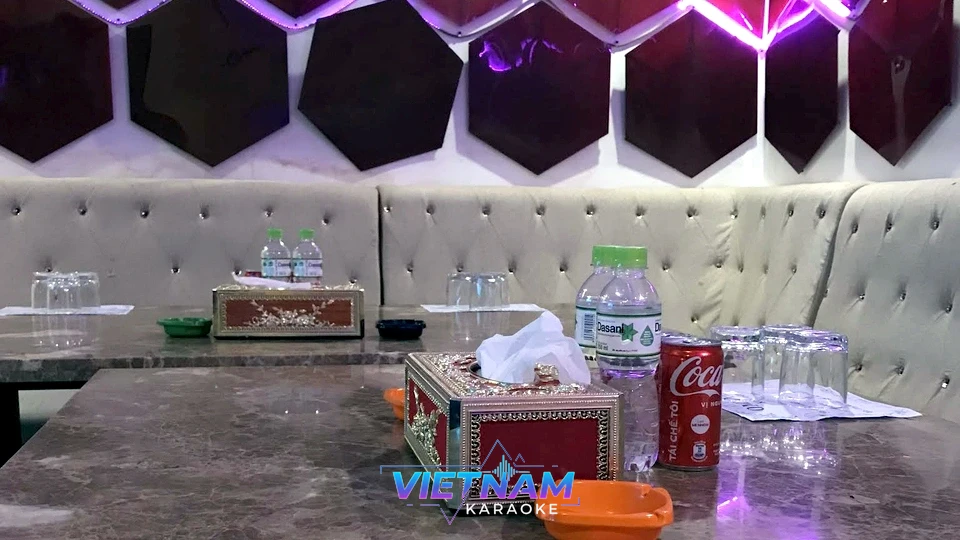 음료와 비품이 놓인 가라오케 탁자