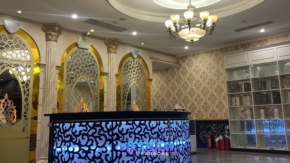 황금색 아치 장식의 안내 데스크