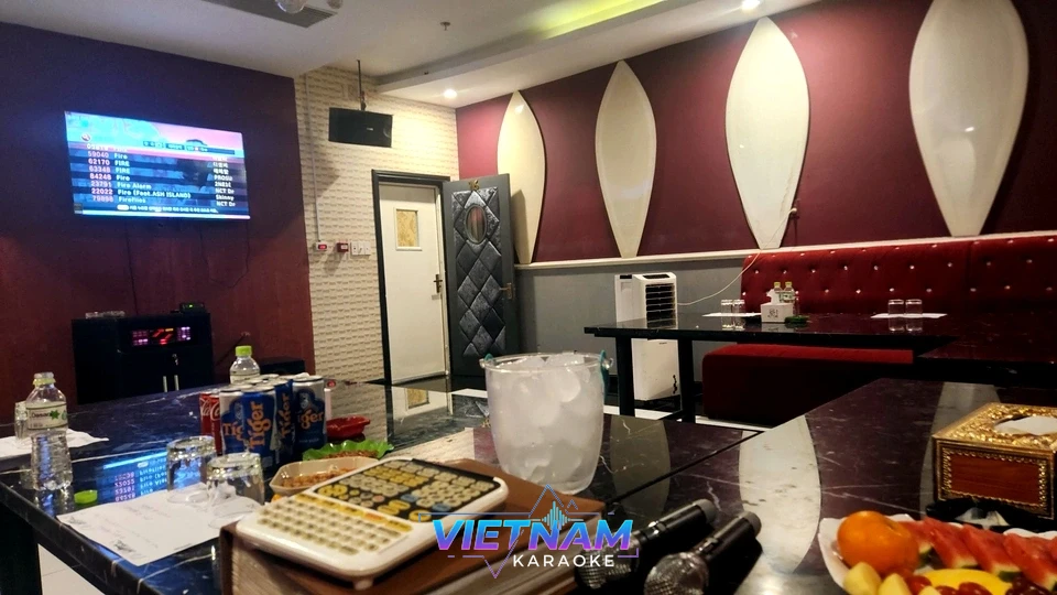 붉은색 소파가 있는 가라오케 룸