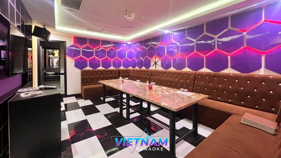 보라색 조명의 모던한 가라오케 룸