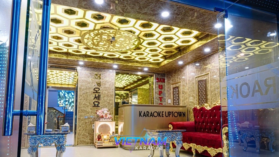 황금색 벌집 천장의 가라오케 로비