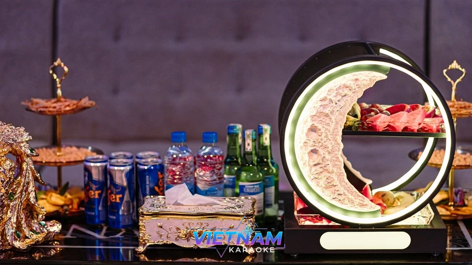 달 모양 조명과 술 안주가 차려진 테이블