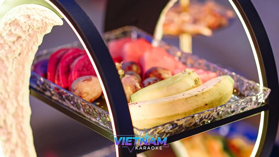 조명 장식에 담긴 신선한 과일 안주