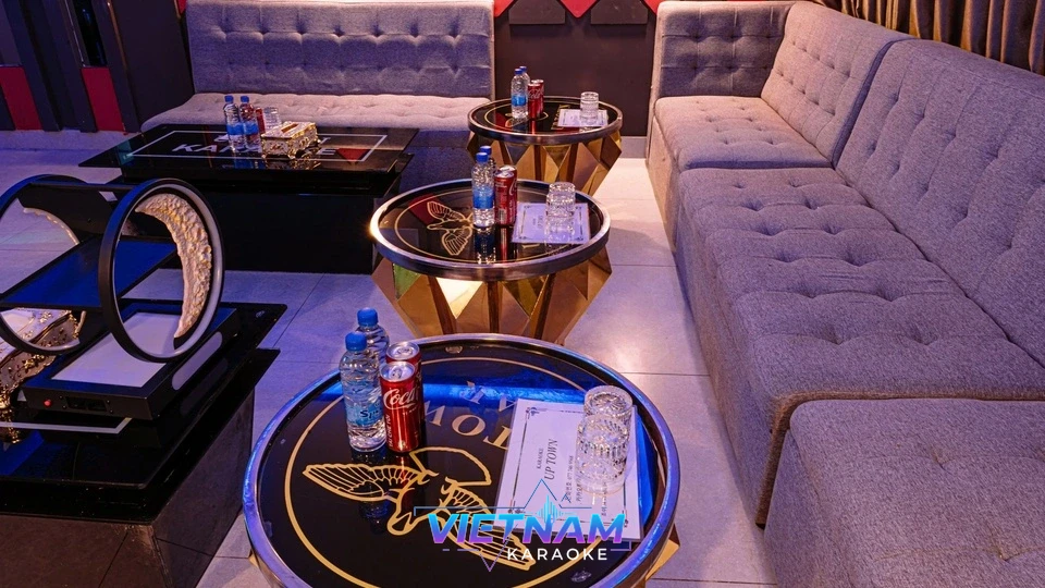 회색 소파가 배치된 모던한 가라오케 룸