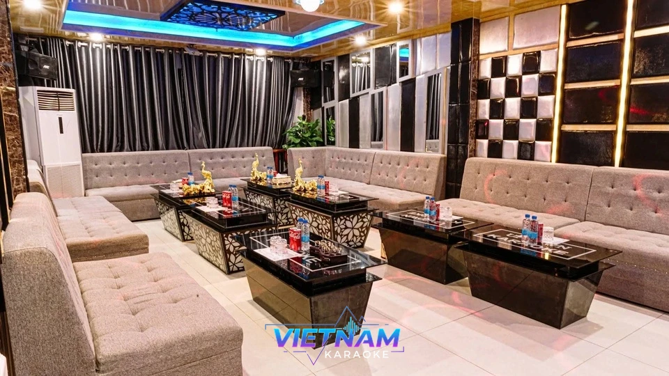 넓은 소파와 화려한 조명의 대형 룸