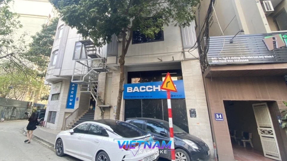 낮에 본 바카스 가라오케 건물 전경