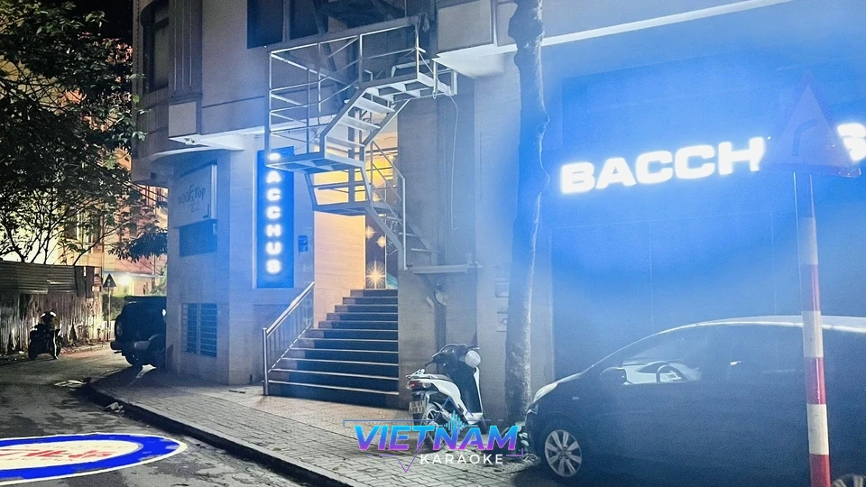 파란 네온 사인이 빛나는 가라오케 외관