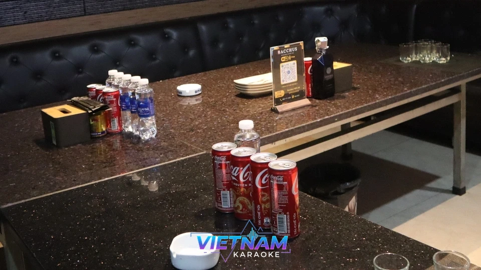 음료와 물이 세팅된 가라오케 긴 테이블