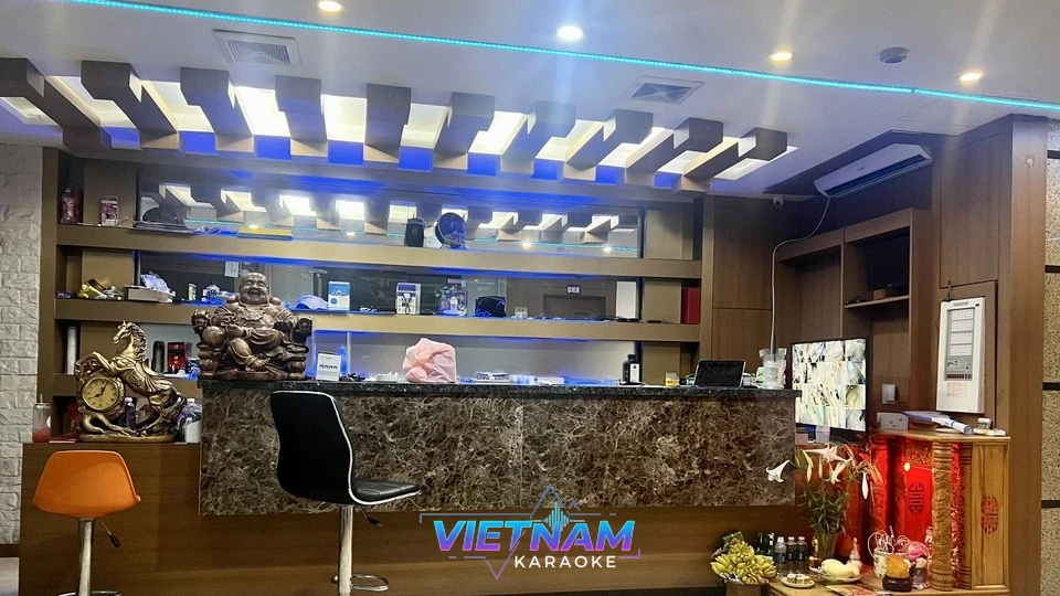 화려한 장식의 가라오케 카운터와 로비
