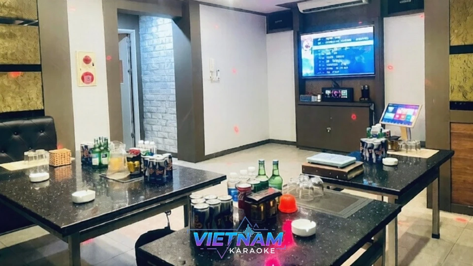 최신 기기가 완비된 가라오케 룸 내부