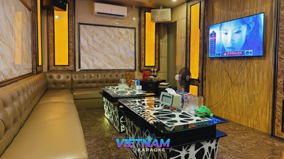 금색 벽면의 가라오케 룸