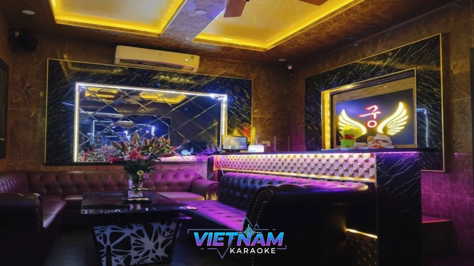 보라색 조명의 바 테이블 룸