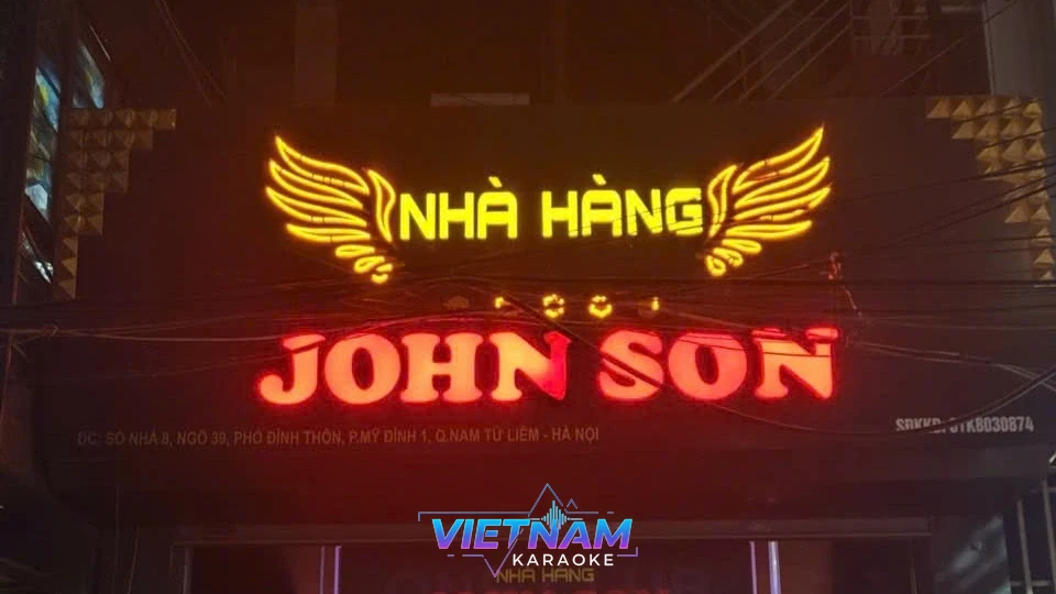 밤에 빛나는 존슨 가라오케 네온 간판