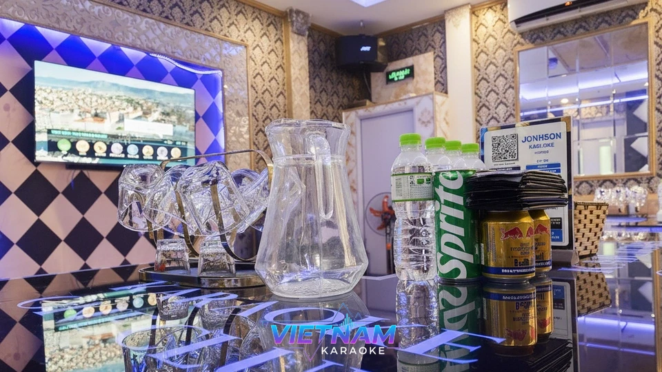 대형 스크린과 음료가 준비된 가라오케 룸