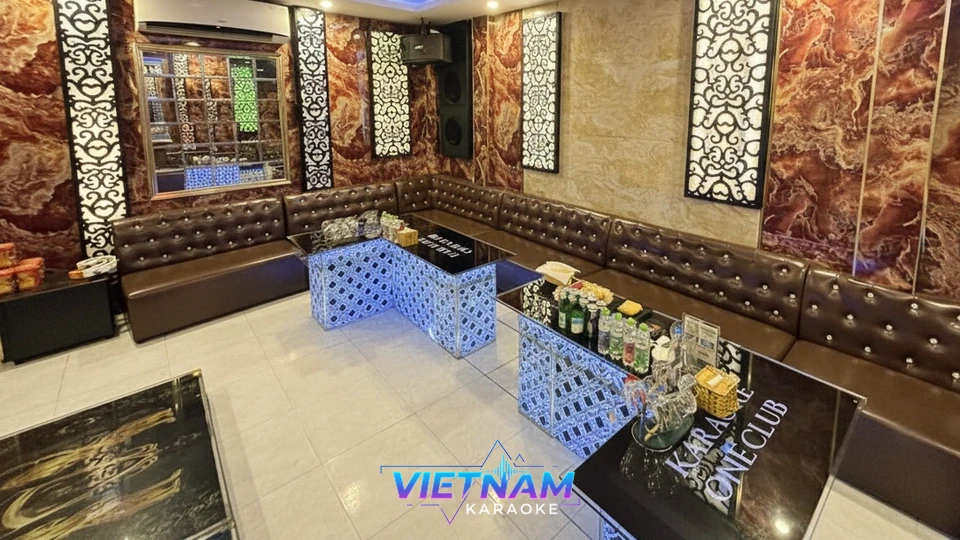 넓은 소파 좌석이 있는 럭셔리 가라오케