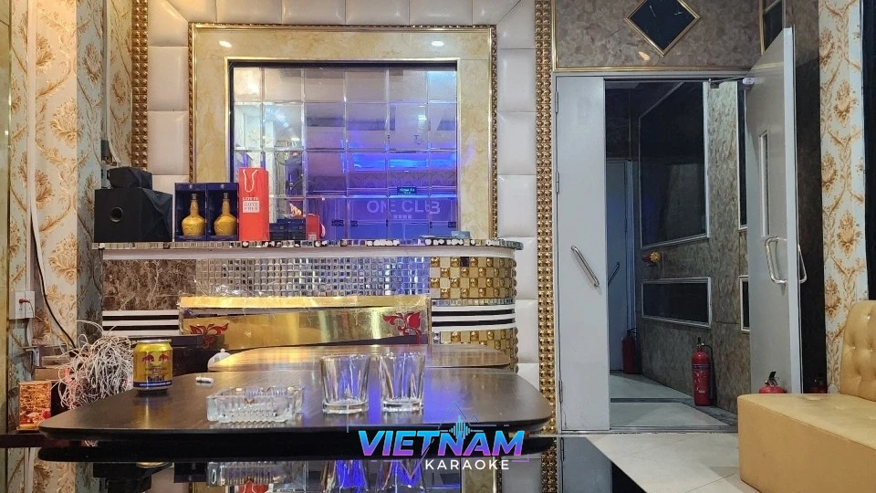 거울 인테리어와 출입문 쪽 실내 모습