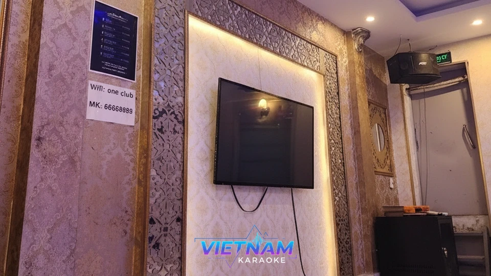 벽걸이 TV와 화려한 패턴의 벽면