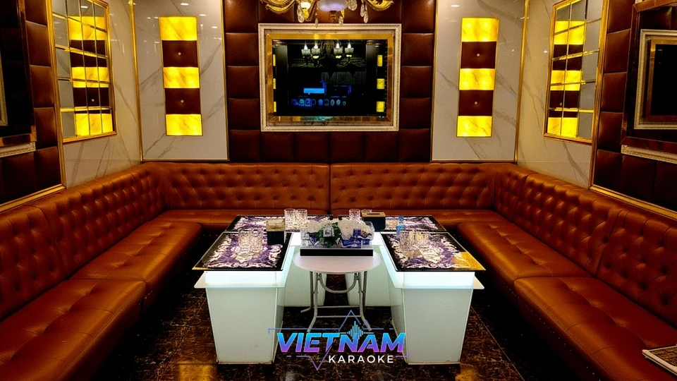 넓은 갈색 소파가 배치된 룸 내부