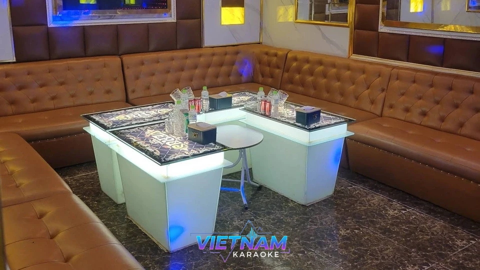 조명이 켜진 테이블과 가라오케 소파 좌석